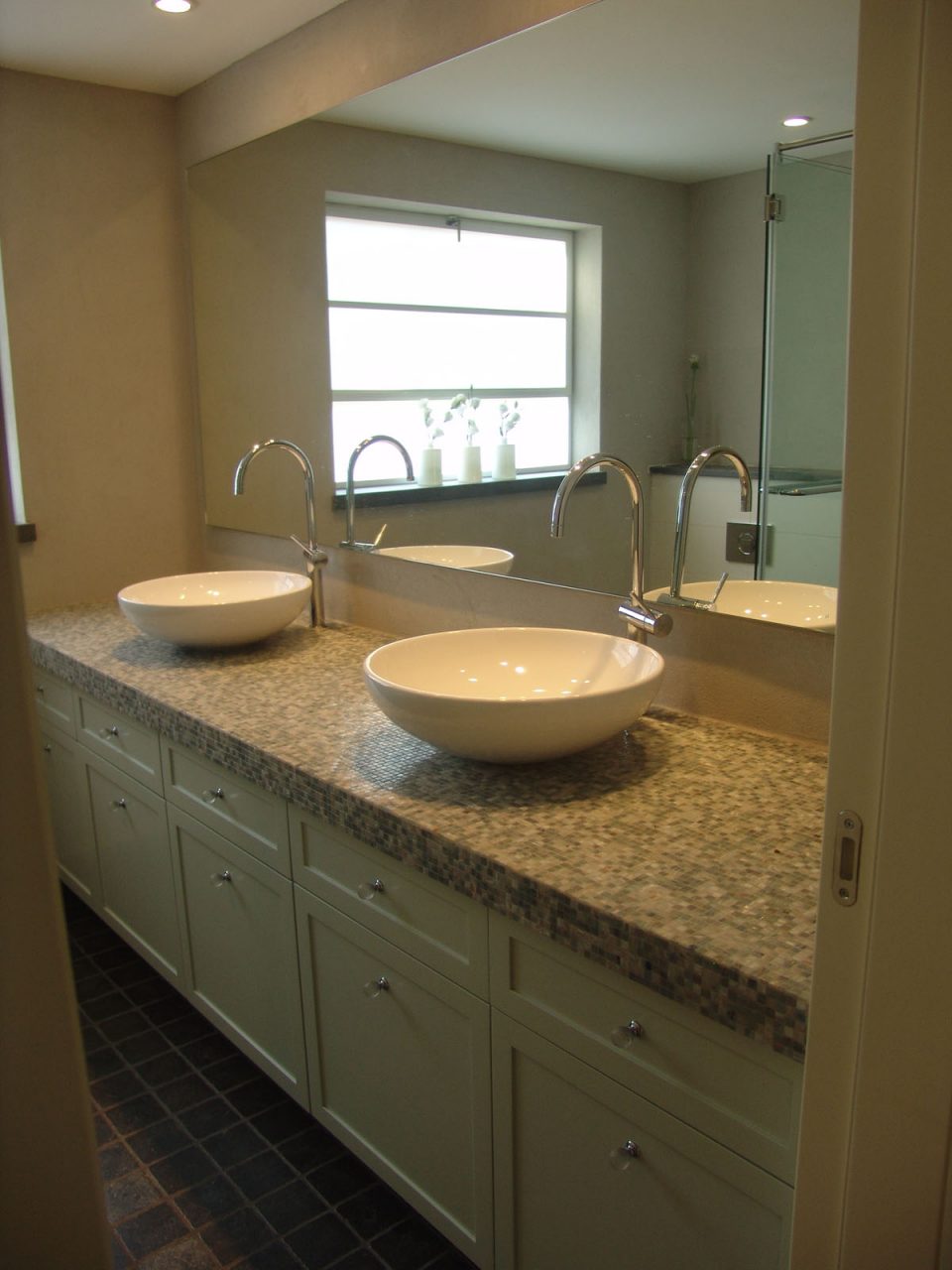 ארון ומשטח פסיפס